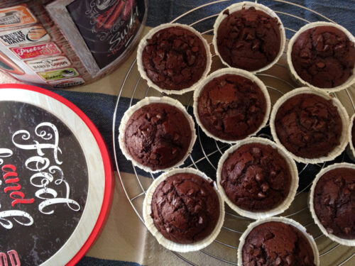 Muffin veloci al cacao con gocce di cioccolato